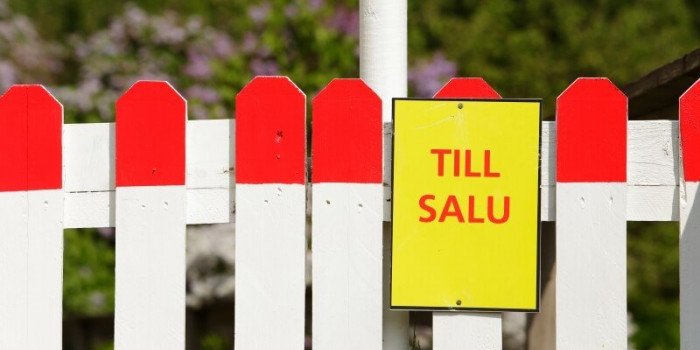 Staket med skylt där det står till salu på